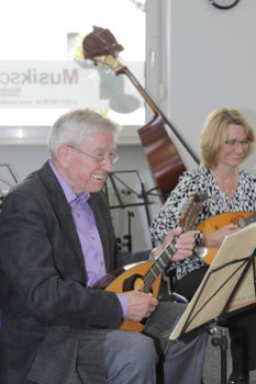 Das Mandolinen-Gitarrenensemble Harmonia beim Sommerfest 2015 der Musikschule Norbert Kalina